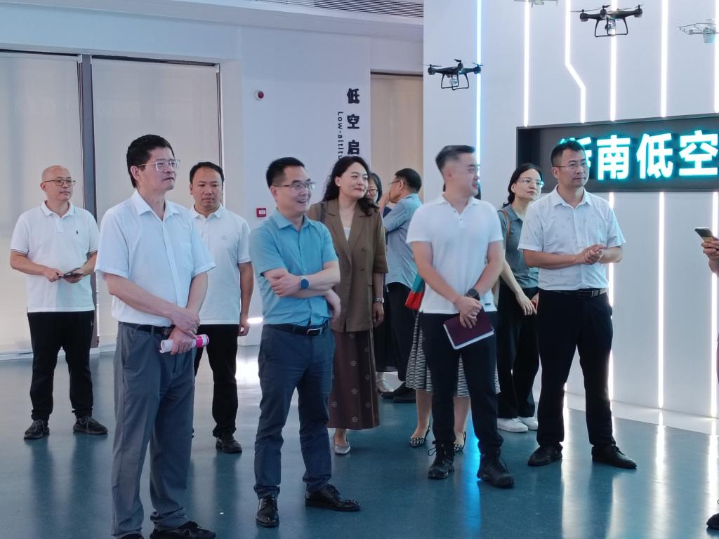 深化產(chǎn)教融合 賦能智慧未來 浙江工貿(mào)職業(yè)技術(shù)學(xué)院學(xué)術(shù)委員會(huì)赴中國(guó)智能谷與浙南低空飛行服務(wù)中心調(diào)研紀(jì)實(shí)